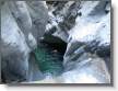 Canyon de Lodrino / Entree dans la partie inferieure : une cathedrale de gneiss blanc ou l'eau s'est frayee un chemin au fil des siecles.