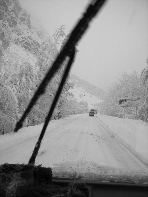01 Que de neige sur la route du col.jpg