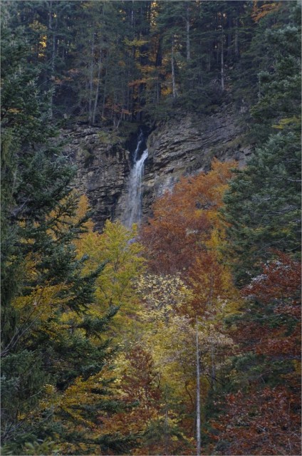 2015-10-11,16-40-03,Cascade du Guiers.jpg