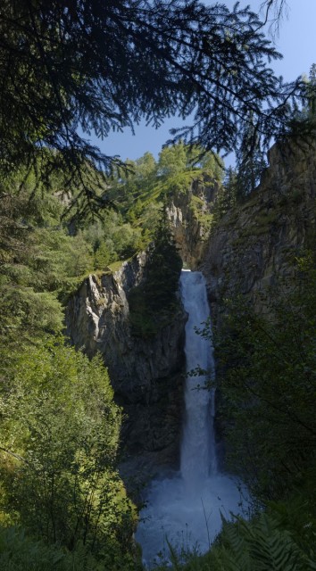 2018-07-29,16-05-28,cascade de la Lavey.jpg