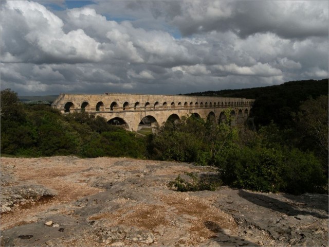 2012-04-30,17-44-25,Pont du Gard.jpg