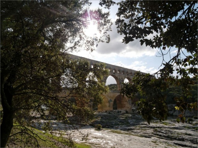 2012-04-30,18-11-20,Pont du Gard.jpg