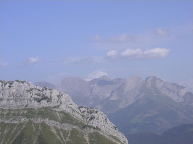 2007-08-27,17-24-36,Mont Blanc vu du som.jpg