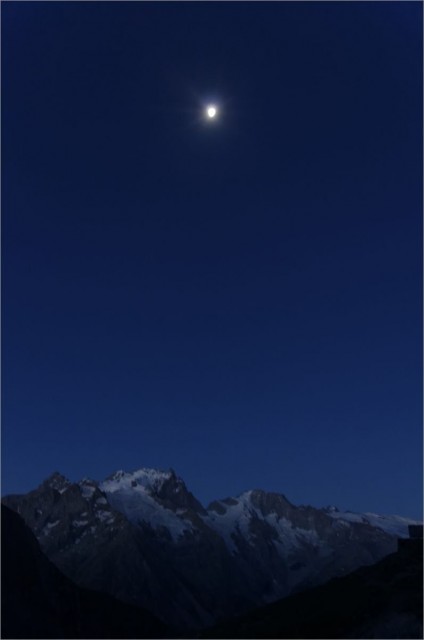 2016-08-22,06-05-31,La Lune sur la Meije.jpg