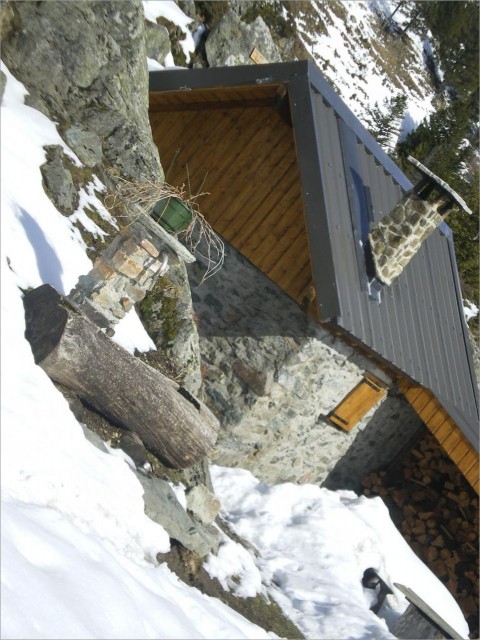 cabane a cote du gite B.JPG