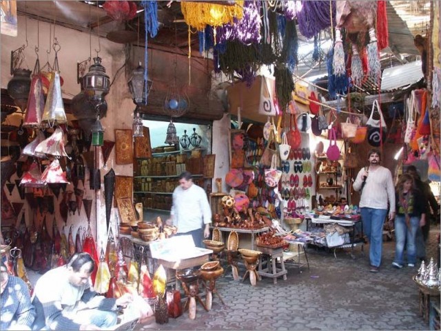 2005-10-19,12-25-27,souk de Marrakech.jpg