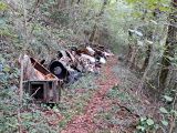  2025-09-27: Site 1 : Chartreuse Propre a d�j� align� les d�chets le long de la sente (� peu pr�s horizontale) depuis la benne