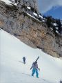 Lances de Mallissard ski alpi 2026-03-08: 4eme mont�e. On a trouv� un ski des ann�es 90. Celia porte sa croix et fait son geste ecolo