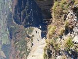 Vire du Baconnet 2024-11-10: Vue plongeante sur le cne d'effondrement, bien visible depuis le col du Fau, au sommet duquel un passage trs troit est possible.